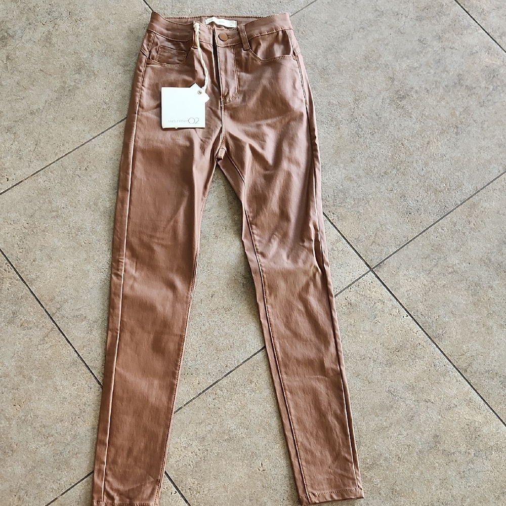 Q2 Unique Denim in Rich Brown